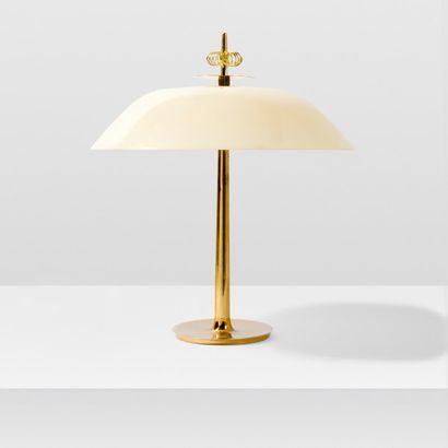 PAAVO TYNELL (1890-1973) 
Lampe de table modèle «9211»
Laiton et verre opalin
Édition...