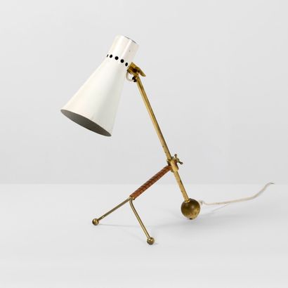 TAPIO WIRKKALA (1915-1985) 
Lampe de table modèle «K11/16»
Laiton, cuir et métal...