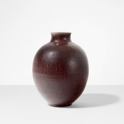 KRESTEN BLOCH (1912-1970) 
Large vase rouge sang
Grès émaillé
Édition Royal Copenhagen
Estampillé...