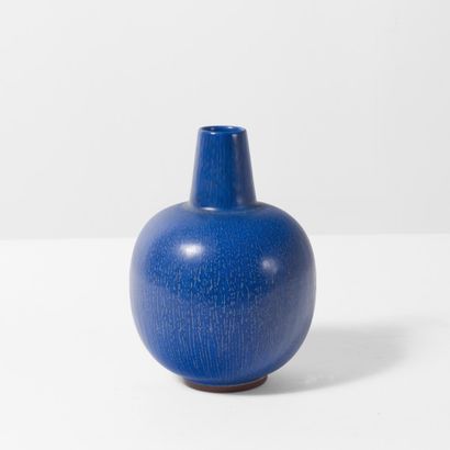 BERNDT FRIBERG (1899-1981) 
Vase bleu
Grès émaillé
Édition Gustavsberg
Estampillé...