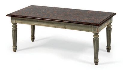 null TABLE BASSE en bois peint de style Louis XVI, dessus peint faux marbre (accidents...