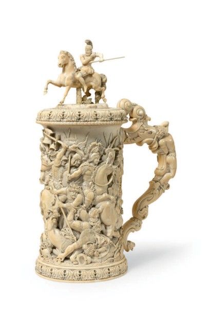 null Importante chope en ivoire sculpté d'une scène de bataille d'Alexandre le Grand.
Le...