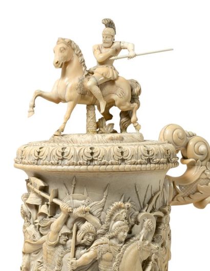 null Importante chope en ivoire sculpté d'une scène de bataille d'Alexandre le Grand.
Le...
