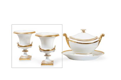 null Paire de vases Medicis en porcelaine blanche et dorée.
XIXe siècle.
H_28 cm
Pareja...