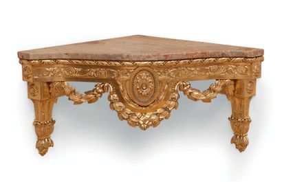 null Paire de consoles d'applique d'angle en bois redoré sculpté d'un médaillon central...