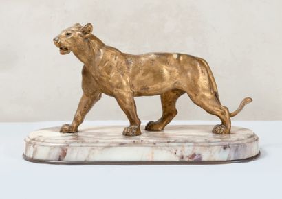 null Sculpture en bronze doré représentant une lionne.
Base ovale en marbre blanc...
