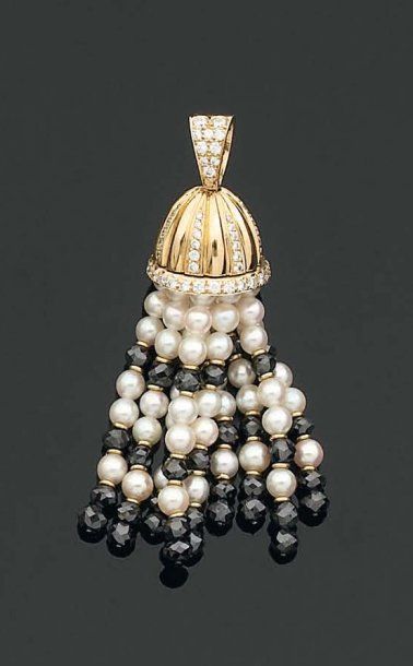 Pendentif pompon composé de perles de culture...