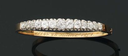 null Bracelet rivière rigide ouvrant orné d'une ligne de diamants brillantés (TA)...