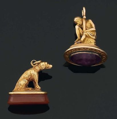null Deux cachets-breloques en or représentant un chien et un berger. Empreintes...