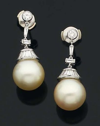 Paire de pendants d'oreilles ornés de perles...