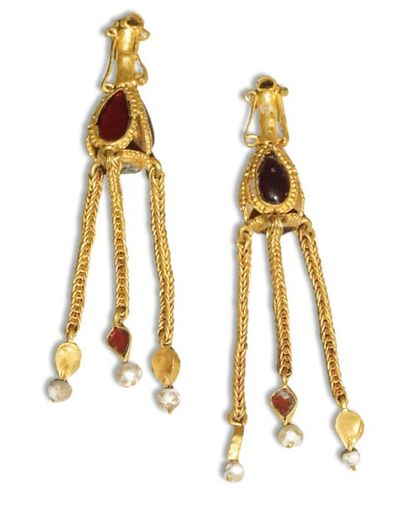 null pendants d'oreille ou éléments de collier, pyramidaux en or et grenat ; formés...