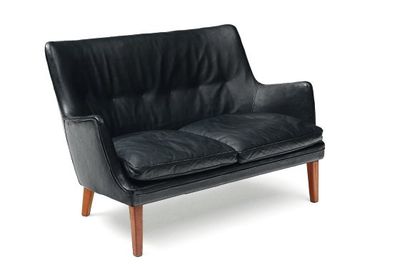 ARNE VODDER (NÉ EN 1926) Sofa à assise composée de deux larges coussins, dossier...