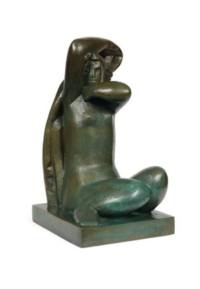 JOSEPH CZAKY (1888-1971) Nu assis bras levé, 1928 Bronze à patine verte. Signé à...