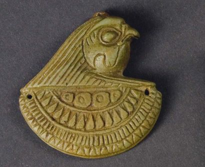 null Amulette en forme de fermoir de collier. Elle représente la tête d'un faucon...