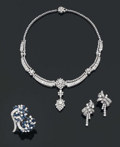Property of a lady Ensemble orné de diamants brillantés et trapèze composé d'un collier...