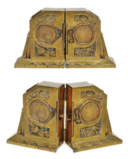 null double boîte de Tsedaka en métal, richement décorée de fl eurs stylisées. Chaque...