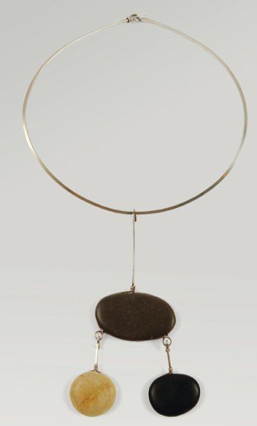 VIVIANA TORUN Collier pendentif Années 1960 Il est formé d'un tour de cou en argent...