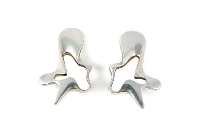 GEORG JENSEN SUR UN DESSIN DE HENNING KOPPEL Paire de boucles d'oreilles Années 60...