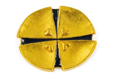 LINE VAUTRIN Broche ovale Années 1950 Bronze doré et émail noir, à décor de coeur...