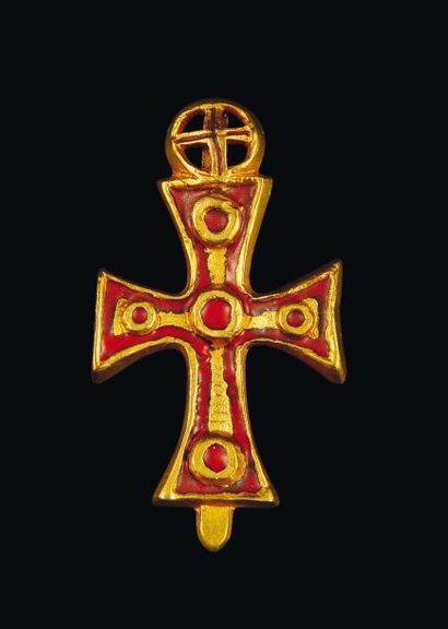 LINE VAUTRIN Pendentif croix orthodoxe Années 1940 Bronze doré et émail rouge Monogrammée...