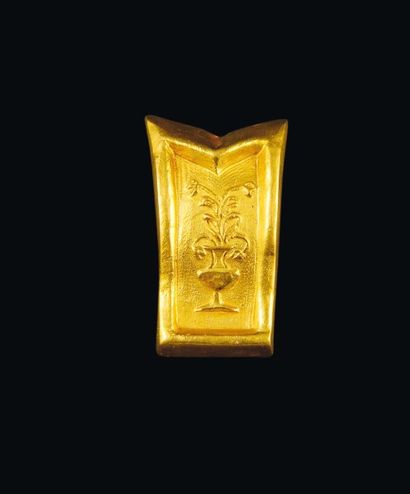 LINE VAUTRIN (ATTRIBUÉ À) Clip en forme de cartouche vase fleuri Années 1950 Bronze...