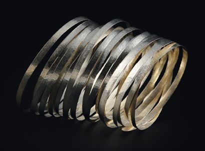 ANNELIES PLANTEYDT Bracelet "Spiraal" 1984 Argent martelé Signé et daté D_7 cm L_10...