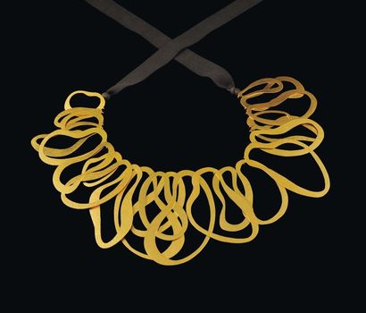 VAN DER STRAETEN Collier "Spaghetti" 2005. Laiton martelé et doré. Monogrammé