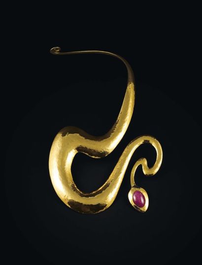 PHILIPPE HIQUILY Collier "Serpent" Métal plaqué or et rubis ovale Signé et numéroté...