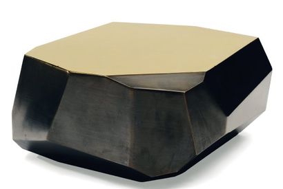 ARIK LEVY Édition limitée Rock Brass small Table-sculpture en laiton patiné noir....