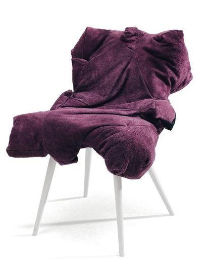 WHATELS Bastard Chaise réalisée à partir de chutes de cuir violet. Chair made of...