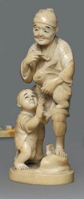 null Okimono en ivoire japonais. Homme tenant un lapin et enfant. Signé Tosen. Fin...