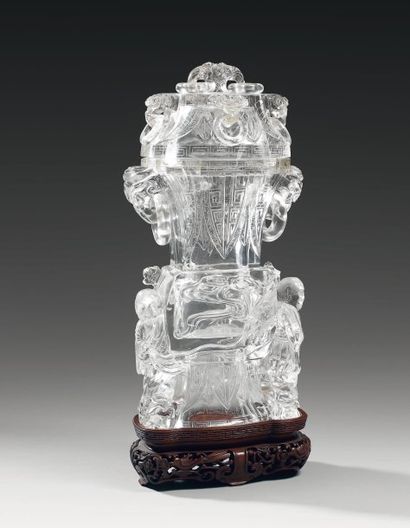null Important vase couvert de forme «hu» en cristal de roche à décor sculpté de...