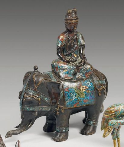 null Statuette de Fugen assis sur son éléphant en bronze à patine brune et émaux...