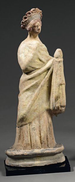 null Statuette représentant une femme debout, vêtue du chiton couvert de l'himation,...