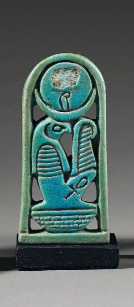 null Amulette ajourée représentant le dieu Khonsou à tête de faucon assis sur le...