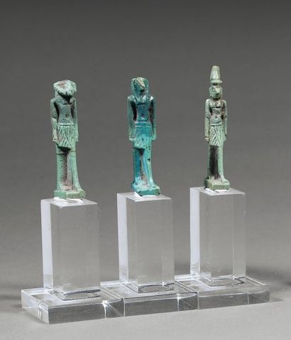 null Lot composé de trois amulettes représentant Horus faucon, Thot ibis, et Khnoum...