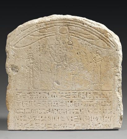 null Stèle au nom de Pa-di-Imhotep, fils de Meriptah, né de Arsinoé. Elle est cintrée,...
