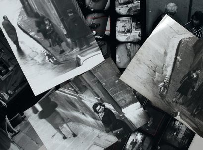 null [PROSTITUTION]. 14 photographies de prostituées à Paris, dont 2 avec le cachet...