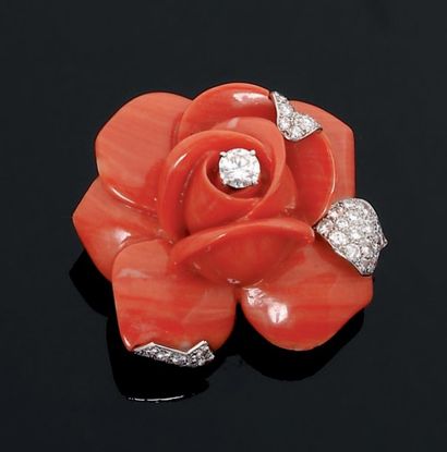 null Property of a gentleman. Cartier. Années 1950 Rare clip rose épanouie en corail...