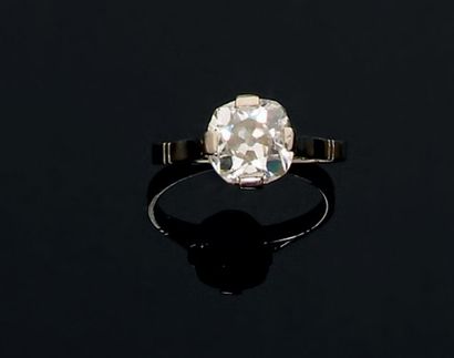null Sold for the benefit of a french charitable association. Bague ornée d'un diamant...