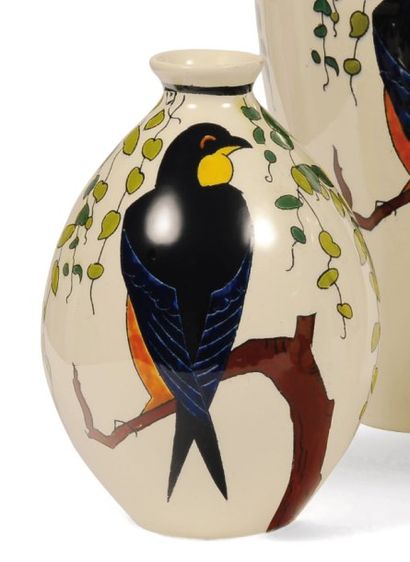 null Vase à décor polychrome d'hirondelles stylisées. Rare polychrome design with...