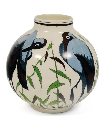null Vase à décor polychrome d'oiseaux stylisés, de hérons et de motifs végétaux....