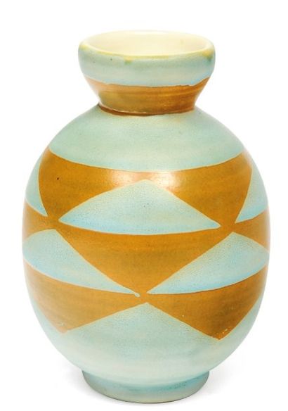 null Vase à décor bicolore de motifs géométriques. very rare two-colour design with...