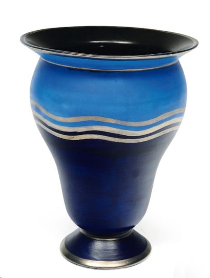 null Vase à décor tricolore minimaliste de bandes horizontales. very rare polychrome...