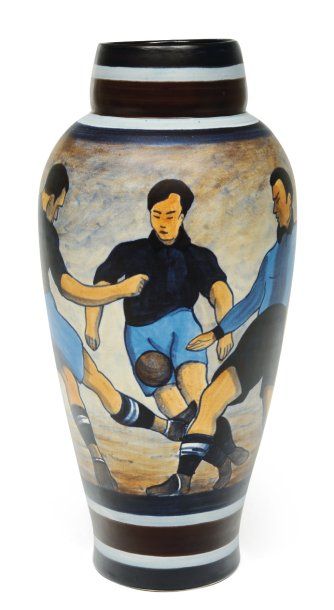 null Rare vase à décor bicolore de joueurs de football. very rare and large two-colour...