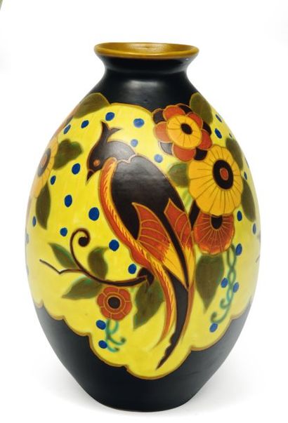 null Vase à décor polychrome d'oiseaux dans différentes attitudes et de motifs floraux....