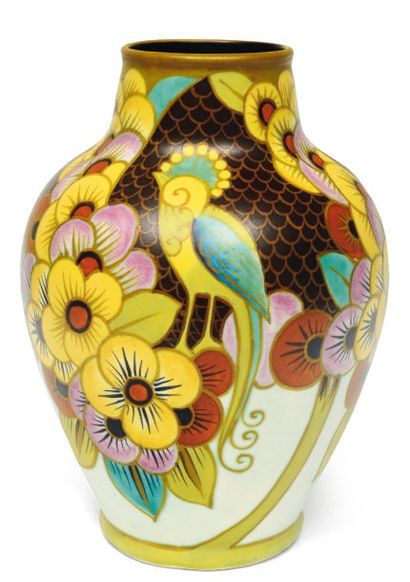 null Vase à décor polychrome d'oiseaux exotiques et de motifs floraux. Rare polychrome...