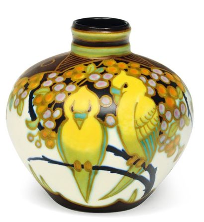 null Vase à décor polychrome de perruches et de motifs floraux. Rare polychrome design...