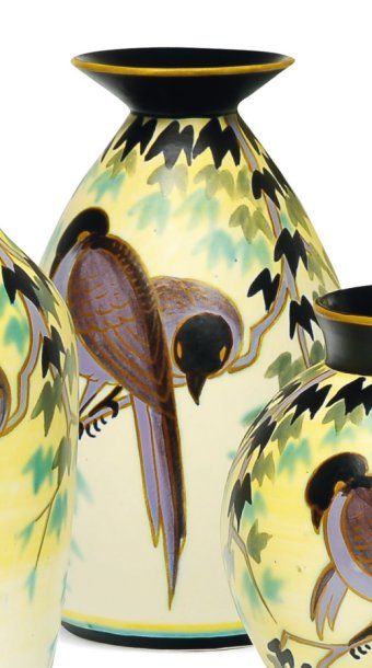 null Vase à décor polychrome rare d'oiseaux stylisés dans différentes attitudes,...