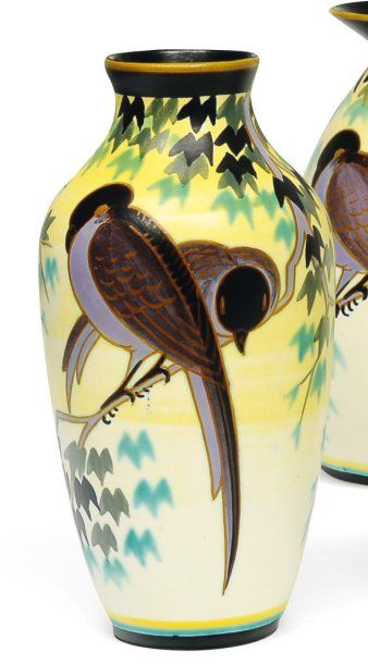 null Rare vase à décor polychrome rare d'oiseaux stylisés dans différentes attitudes,...